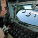 Un operario a bordo de un KC-135 durante el repostaje en vuelo de un bombardero B-52 en 2006. Wikimedia Commons